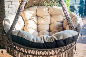 Подвесное плетеное кресло качели CARTAGENA (цвет светло-коричневый) с подушками (цвет бежевый) без каркаса